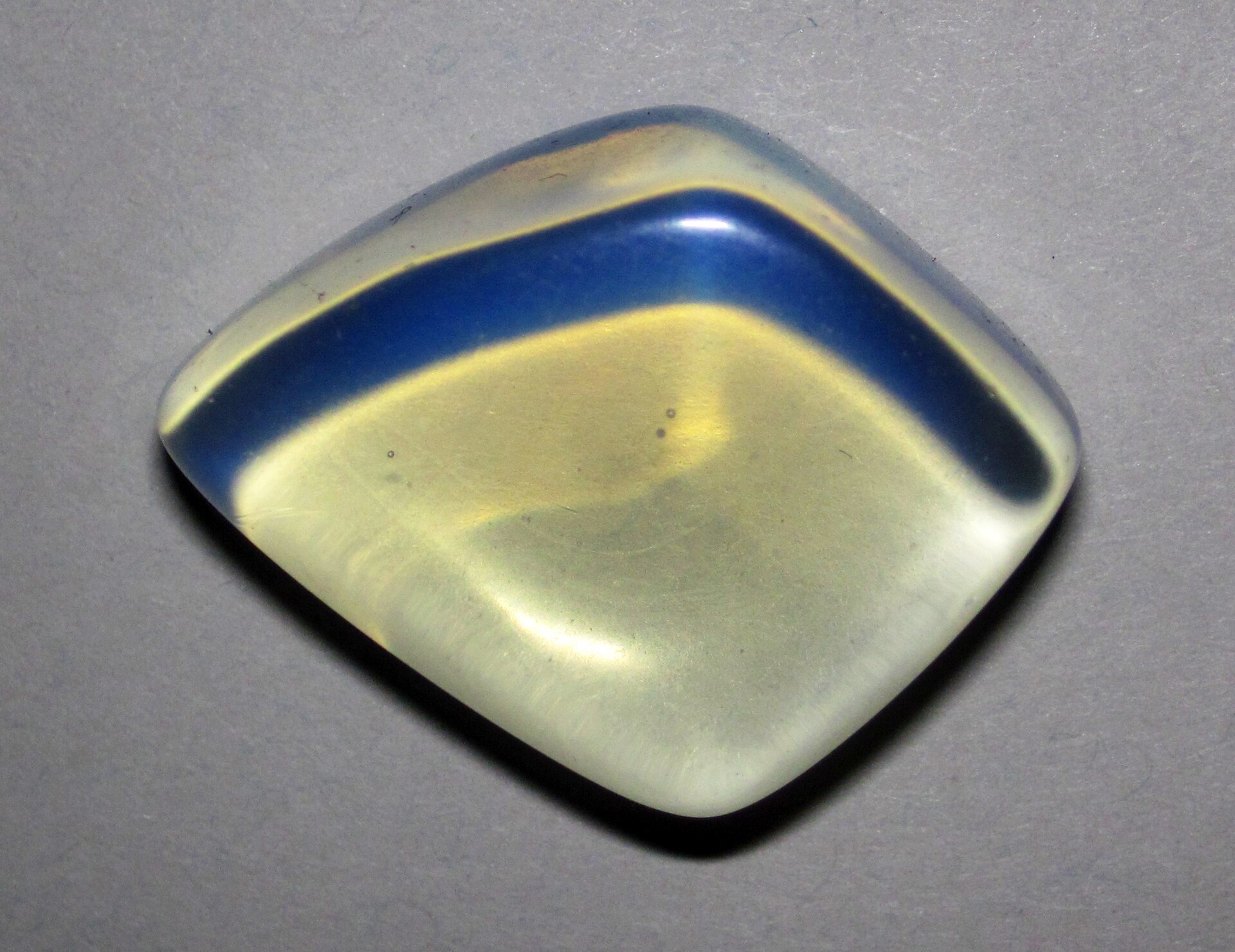 Spécimen de Opalite — verre artificiel