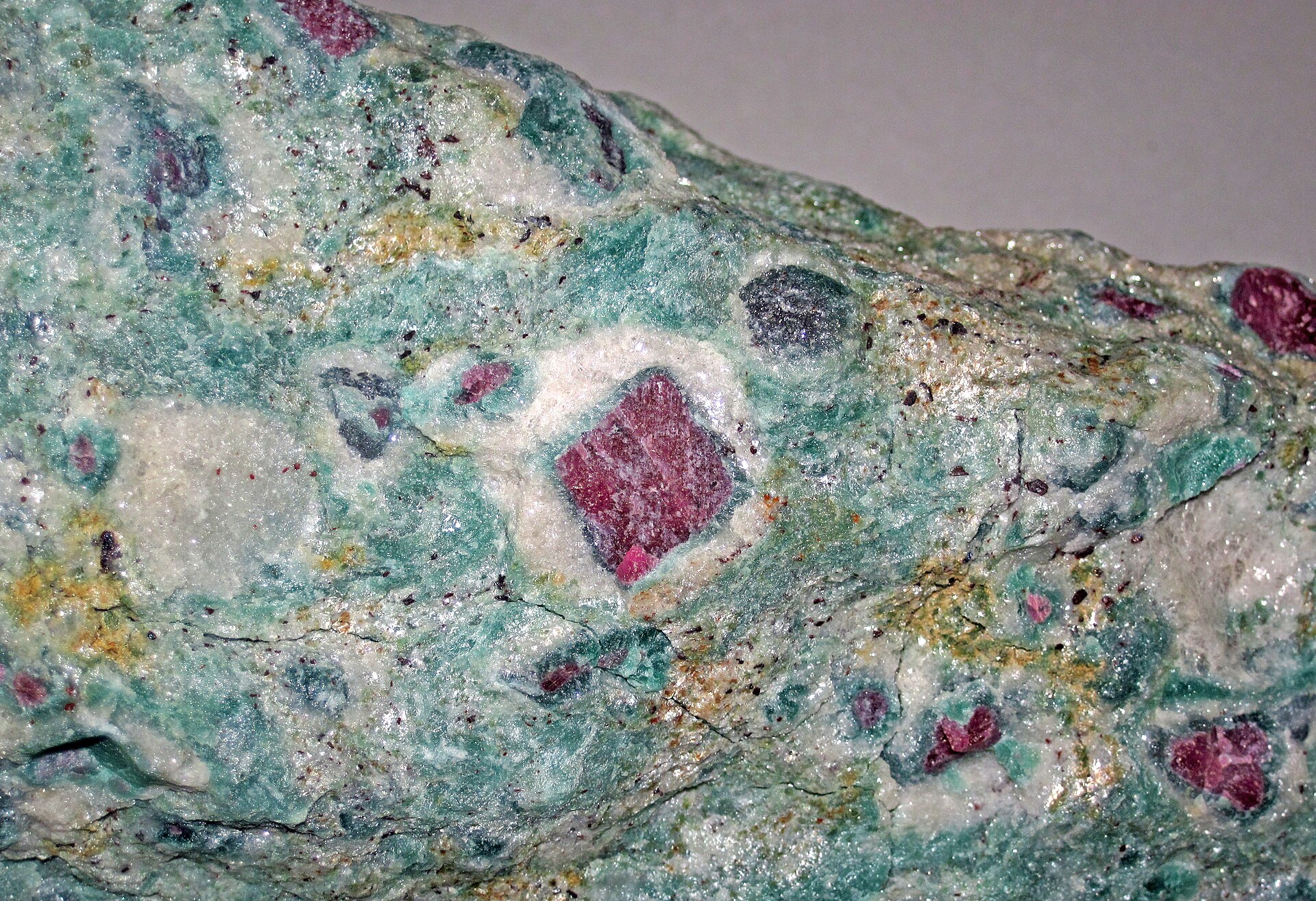 Spécimen de Rubis sur fuchsite